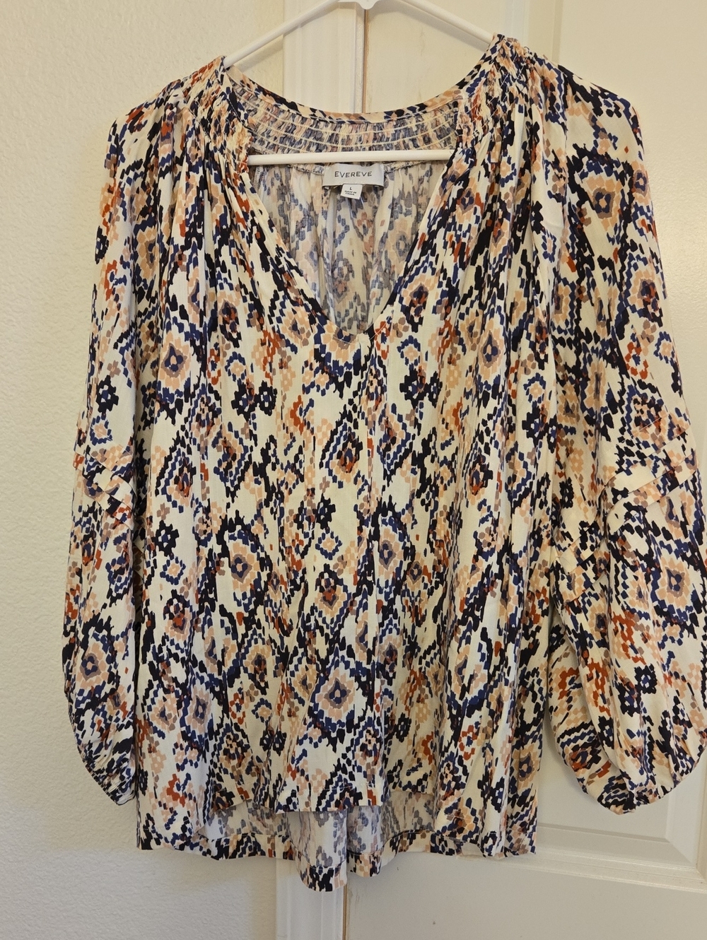 Evereve Printed V-Neck Blouse in White, Navy & Rust